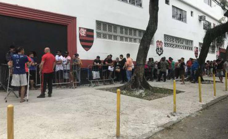 Venda de ingressos para Vasco x Flamengo é problemática e com filas; 24 mil entradas já foram vendidas