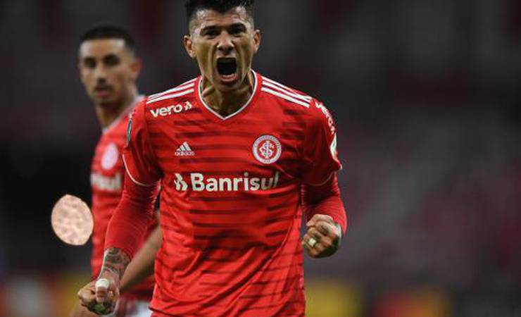 LANCE! Rápido: Botafogo acerta com Cuesta, Fred anuncia aposentadoria e Torcida protesta no CT do Flamengo