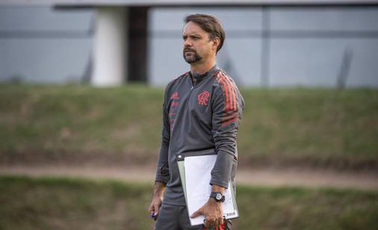 Após deixar o Flamengo, Maurício Souza acerta com o Athletico-PR e será auxiliar de Alberto Valentim