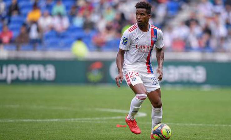 Especulado no Flamengo, Thiago Mendes renova com o Lyon
