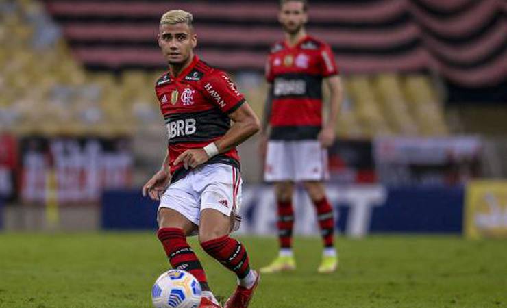 Irritação na web: torcedores do Flamengo criticam Andreas Pereira após falha no clássico contra o Vasco