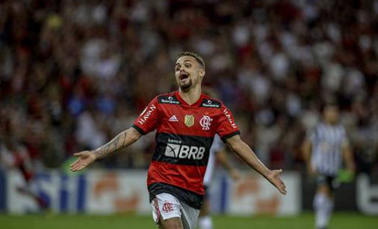 Michael faz tatuagem com símbolo do Flamengo