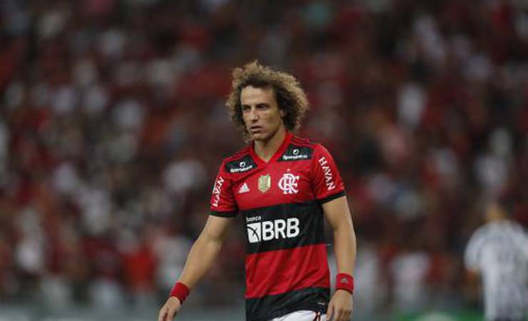 Comentarista critica elástico de David Luiz em jogo do Flamengo: 'É zagueiro Ronaldinho agora?'