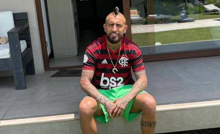 Com Chile treinando no Ninho do Urubu, torcedores do Flamengo brincam com Vidal na web