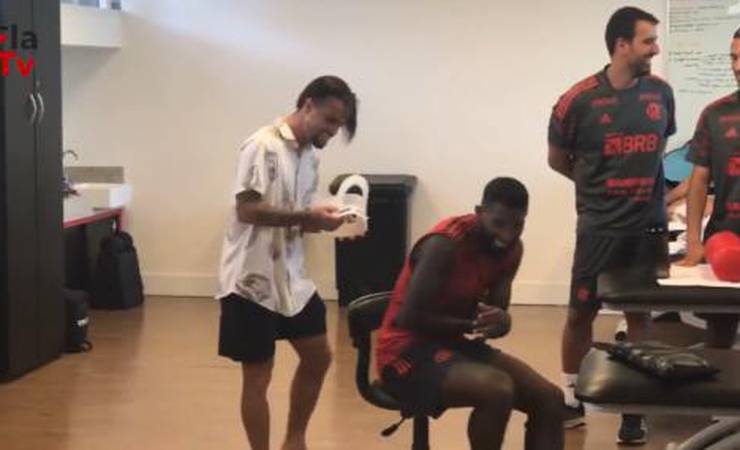 VÍDEO: Michael brinca e passa a coroa de 'mais feio' do Flamengo para Rodinei
