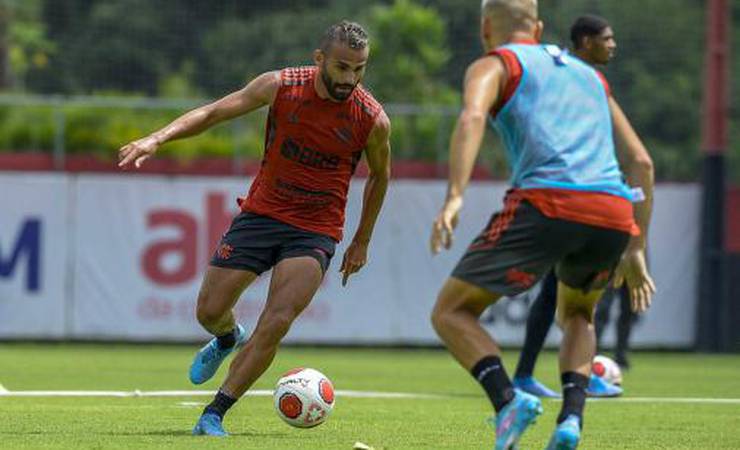 Thiago Maia volta a treinar com o elenco do Flamengo após testes negativos para Covid-19