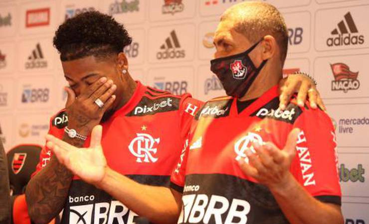 VÍDEO: Marinho protagoniza cena emocionante com o pai em apresentação no Flamengo