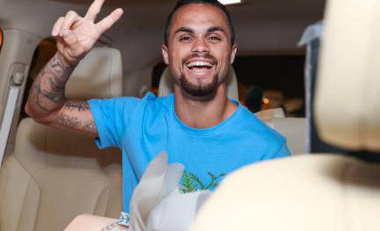 Michael desembarca na Arábia Saudita para se apresentar ao Al-Hilal
