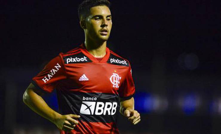 Liberado pelo Flamengo, meia negocia saída para clubes do Brasil