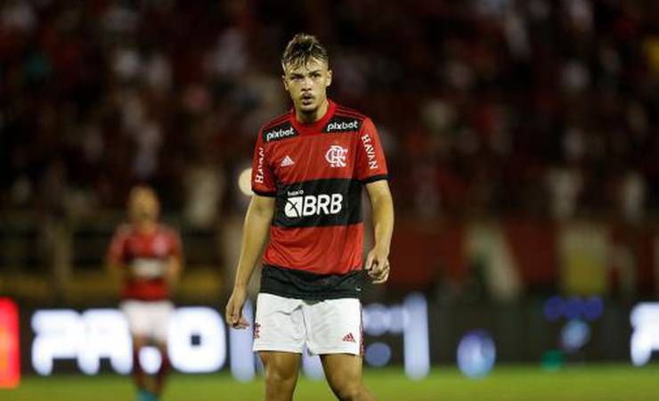 Flamengo abre negociação para emprestar zagueiro ao Atlético-GO: 'Bem encaminhada', diz presidente