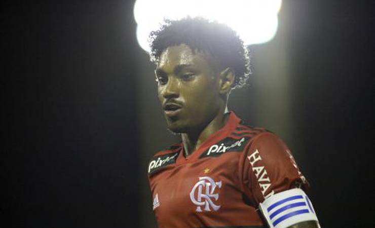 Flamengo e Vitinho conversam por renovação de contrato