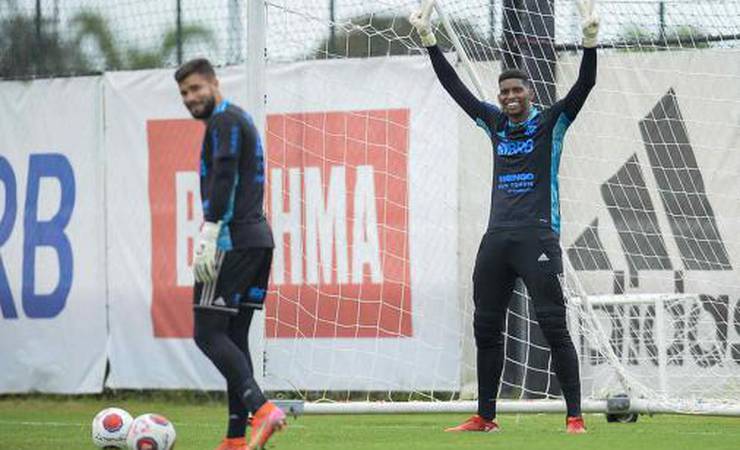 VÍDEO: Goleiros do Flamengo treinam com aposta valendo churrasco; veja!