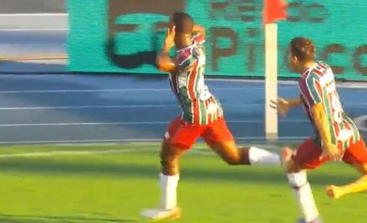 Em clássico de 'pouco futebol', Fluminense marca no fim e vence o Flamengo