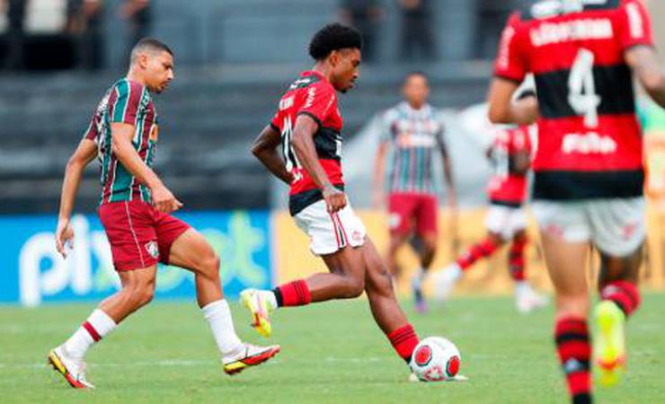 VÍDEO: Vitinho e Calegari são expulsos no Fla-Flu após confusão no gramado