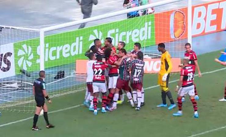 VÍDEO: olha a treta! Clima esquenta, e jogadores de Flamengo e Fluminense se empurram