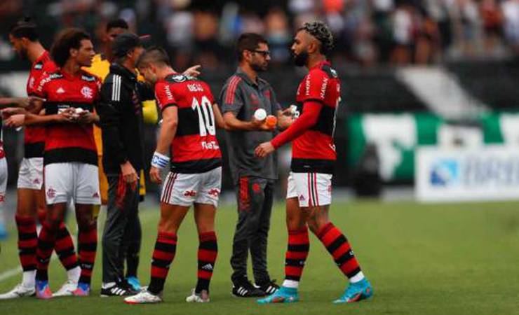 Diego e Arão se indignam com ofensa a Gabigol no Fla-Flu: 'Até quando vão fingir que não viram?'