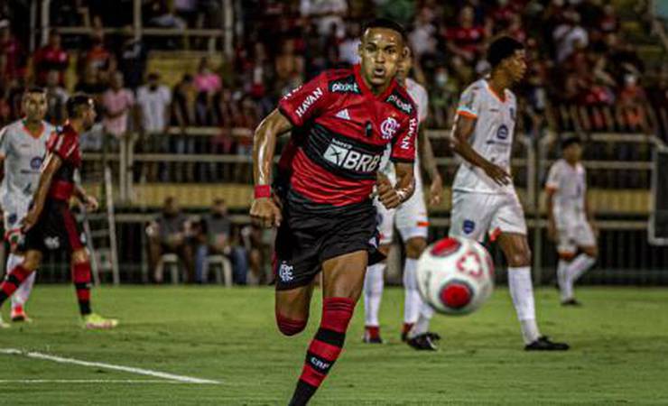 Destaque em vitória, Lázaro comemora titularidade no Flamengo: 'É bom para ganhar confiança'