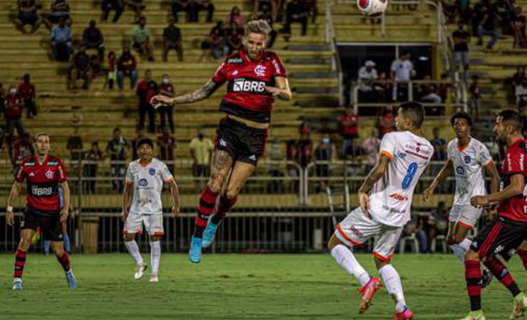 Flamengo de Paulo Sousa bate cabeça na fase defensiva e tem problema no setor exposto