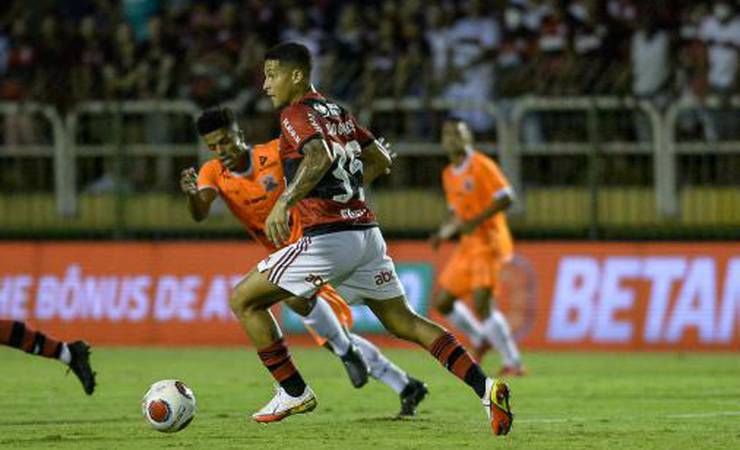 Líder do Flamengo em desarmes, João Gomes vê responsabilidade aumentar a poucos dias da Supercopa do Brasil