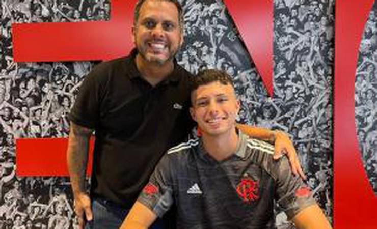 Destaque do sub-17 do Flamengo, goleiro Lucão assina primeiro contrato profissional