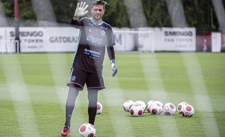 Na véspera de clássico, Diego Alves vira alvo de críticas de torcedores do Flamengo após postagem