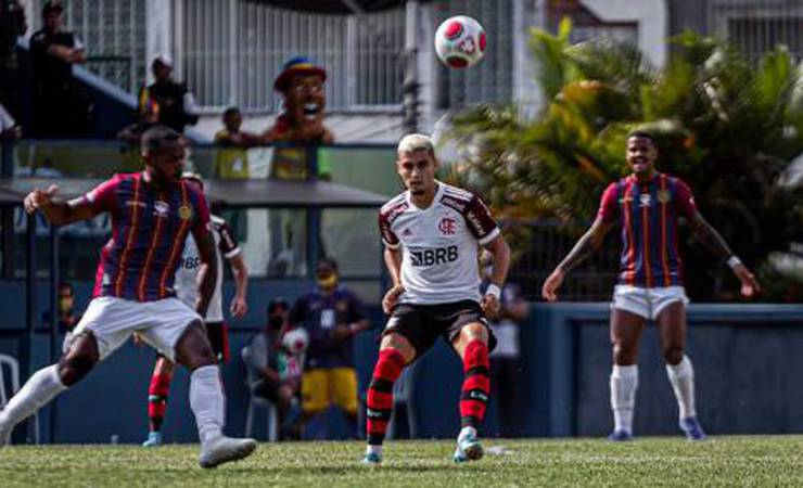 'Futebol ou UFC?', questiona Andreas após sofrer entorse no tornozelo e virar dúvida no Flamengo