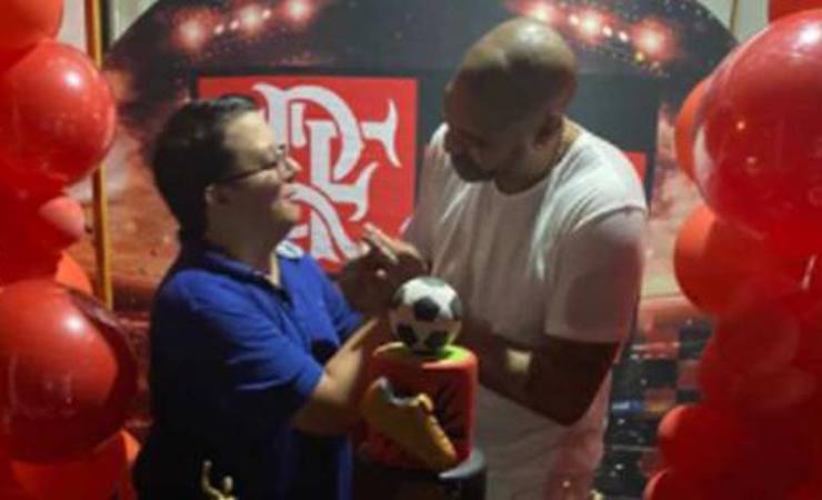 Adriano Imperador completa 40 com festa do Flamengo e novo affair de 21 anos, diz jornal