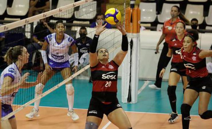Giovana, do Sesc RJ Flamengo, tranquiliza torcedores após susto e vibra por chance com Bernardinho