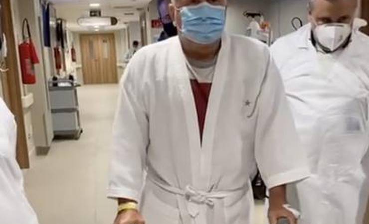 Zico publica vídeo dando primeiros passos após cirurgia no quadril: 'Está tudo correndo bem'