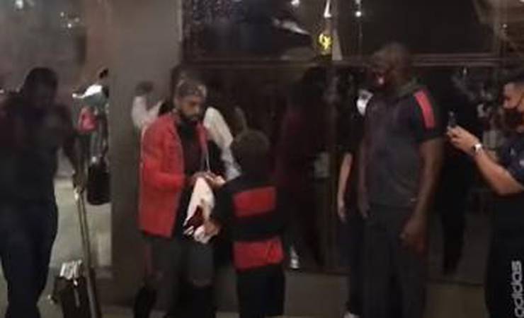 VÍDEO: debaixo de chuva e com festa da torcida; veja como foi a chegada do Flamengo em Cuiabá