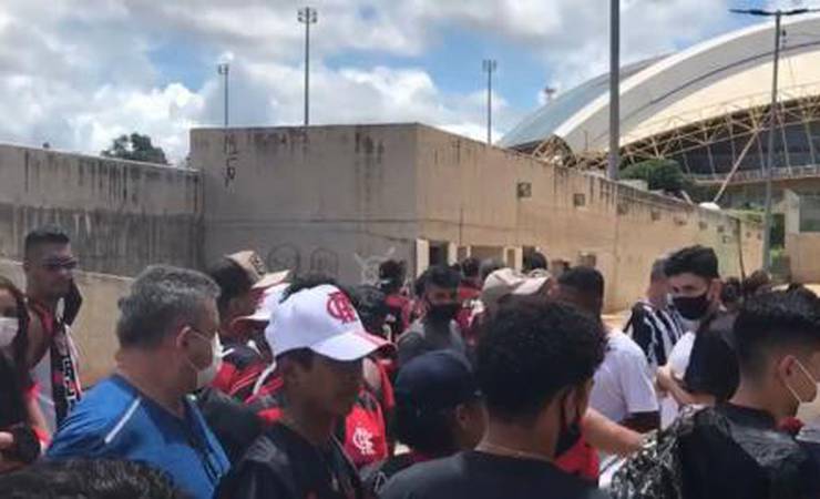 Torcedores do Flamengo compram ingresso para setor Sul, do Atlético-MG, e são realocados pela polícia