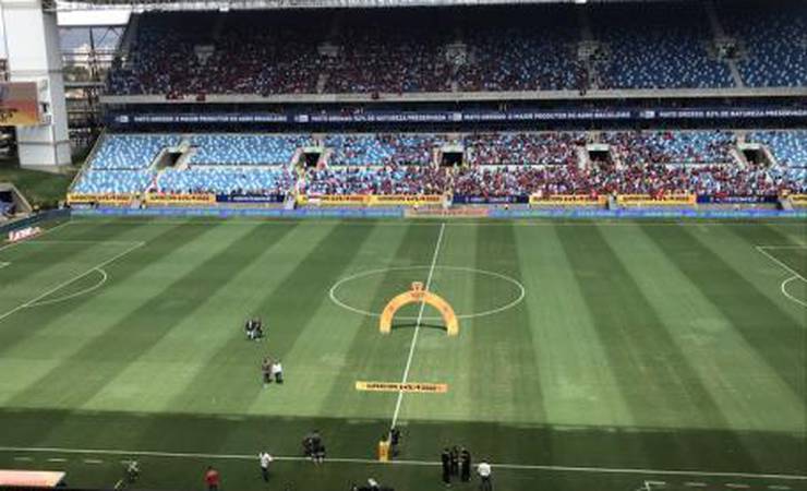 VÍDEO: Flamenguistas compram camisa do PSG para poder entrar em setor destinado à torcida do Galo