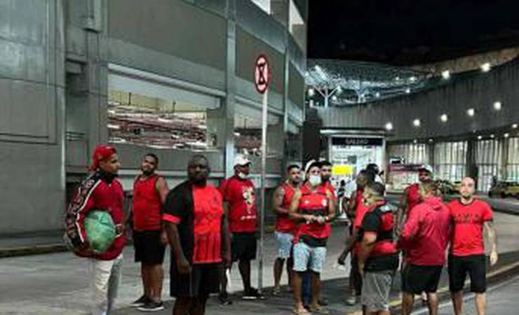 Com pipoca, torcedores aguardam retorno do Flamengo ao Rio após derrota para o Atlético na Supercopa