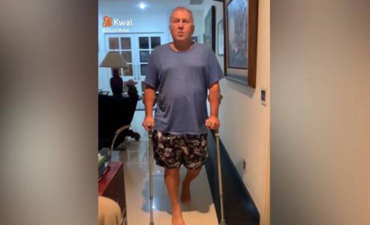Zico mostra recuperação em casa após realizar cirurgia no quadril