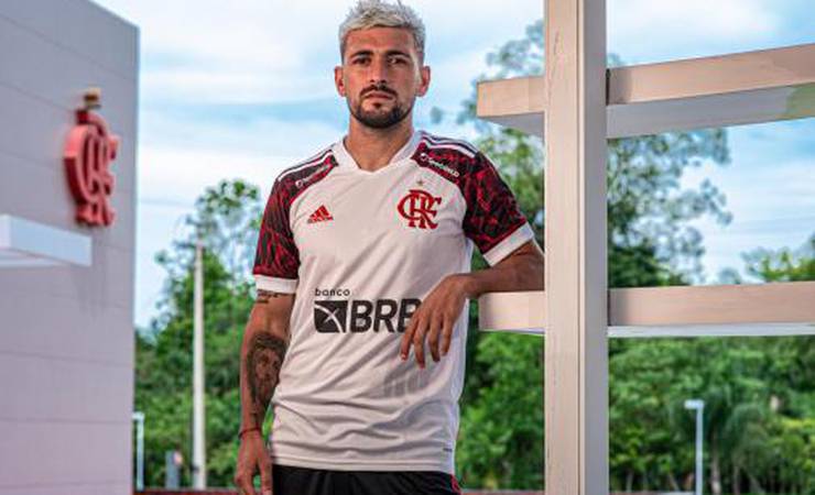 Eternizado na pele! Arrascaeta, do Flamengo, tatua urubu sobre o número 14
