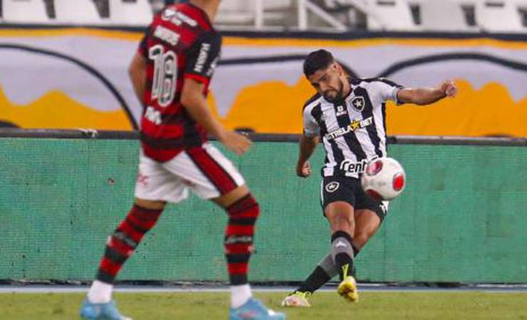 Analista de arbitragem diz que daria pênalti para o Botafogo e expulsaria Fabrício Bruno