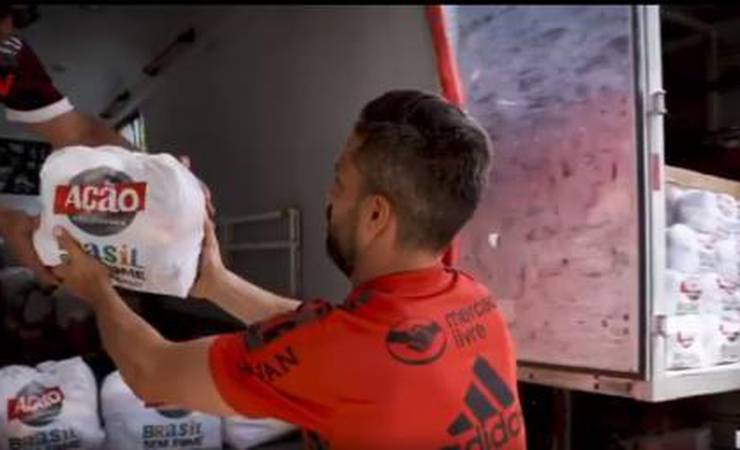 VÍDEO: jogadores e funcionários do Flamengo doam 300 cestas básicas aos desabrigados em Petrópolis