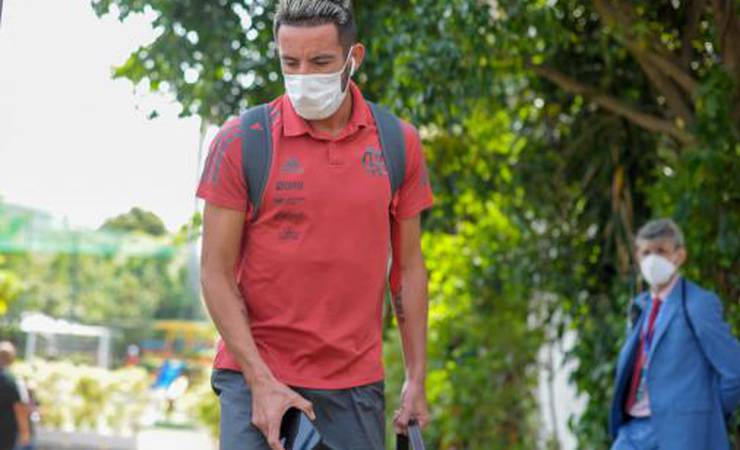 Flamengo: Isla é multado, treina com o grupo, mas está fora do clássico de domingo