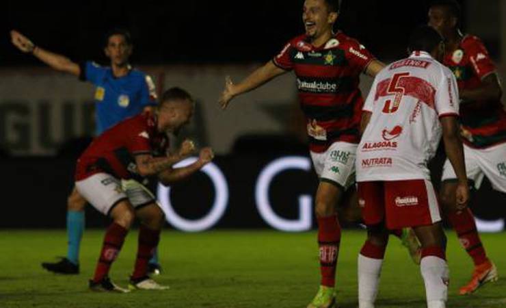 Após término do contrato, melhor lateral-esquerdo do Campeonato