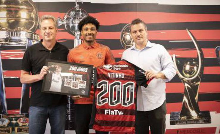 Atacante recebe homenagem por marca alcançada no Flamengo