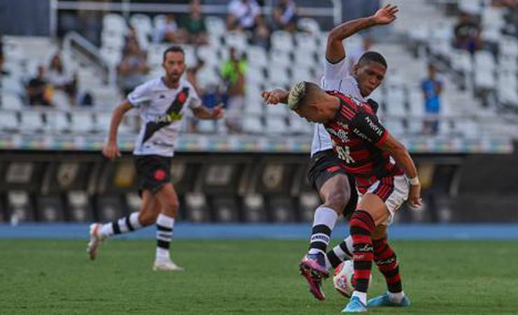Após falha, Andreas Pereira sai vaiado pela torcida do Flamengo e recebe abraço de Paulo Sousa