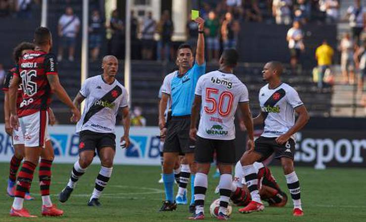 VÍDEO: Jogadores do Vasco pediram pênalti de João Gomes no lance final do clássico contra o Flamengo; veja!