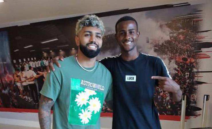 Jovem preso por comprar pão de alho realiza sonho de conhecer Gabigol: 'Muito maneiro'