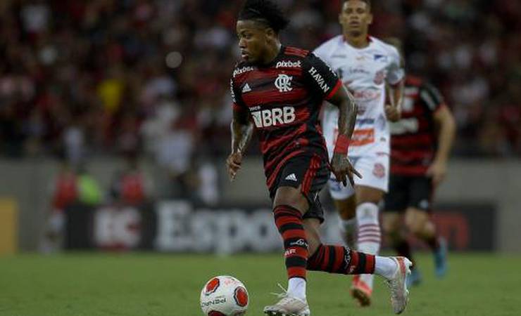 Marinho lembra do pai após estreia pelo Flamengo no Maracanã: 'Esse lugar sempre será o meu preferido'