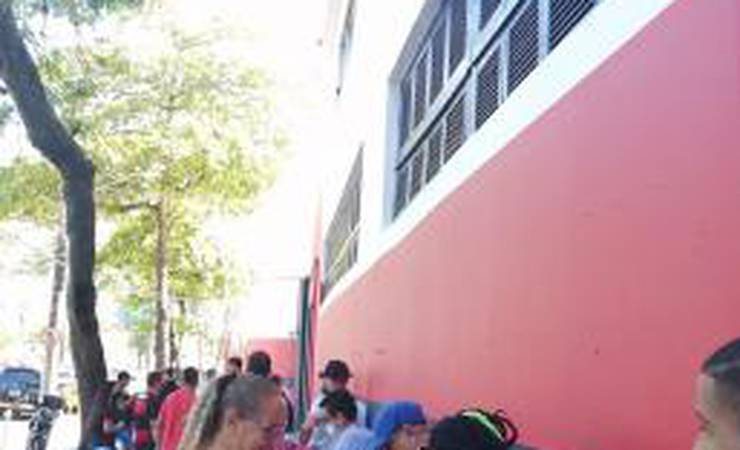 Torcedores do Flamengo formam fila na Gávea para comprar ingressos da segunda semifinal do Carioca