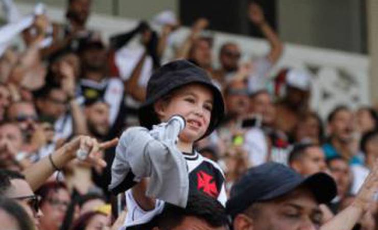 Rivalidade na web: torcedores do Flamengo ironizam público em treino aberto do Vasco