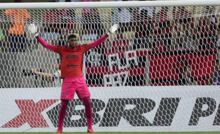 Hugo Souza carrega 100% de aproveitamento contra o Vasco em novo teste importante no Flamengo