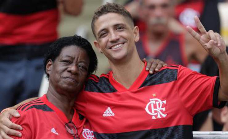 Aos 65 anos, fã de Arrascaeta ganha surpresa e convite do ídolo para ida inédita ao Maracanã: 'Muita emoção'