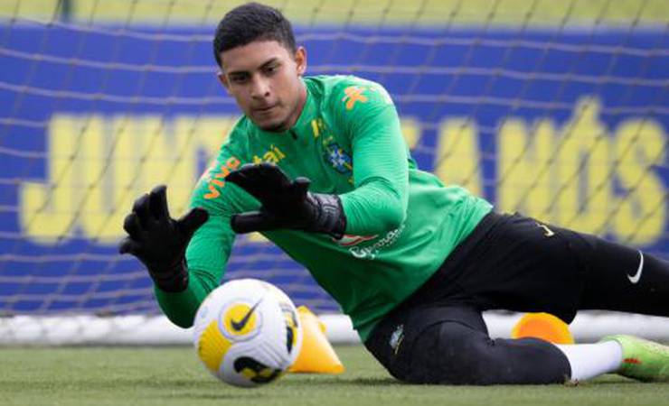 Sobrevivente do incêndio no Ninho, goleiro do Flamengo treina com a Seleção principal: 'Realizado'