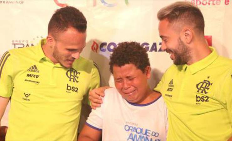 Everton Ribeiro se torna padrinho de projeto social 'Craque do Amanhã'